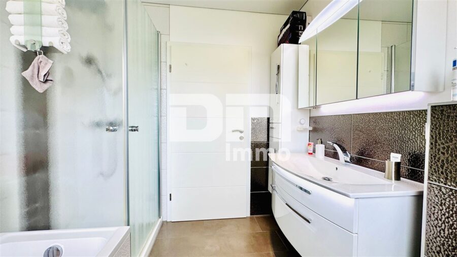 Hochwertig sanierte, ebenerdige Dreizimmerwohnung im EG mit Loggia + PKW-Stellplatz - Bad Wanne / Dusche